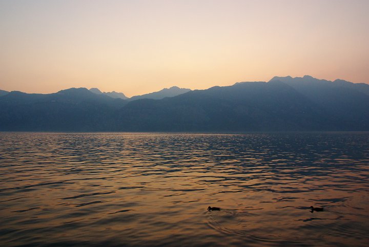 IMGP3037_2.jpg - Blick über den Gardasee auf die Westseite des Sees